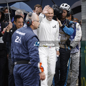 2024-06-15 - Zinedine Zidane Alpine Ambassasdor Alpenglow during the pre-race of the 2024 24 Hours of Le Mans, 4th round of the 2024 FIA World Endurance Championship, on the Circuit des 24 Heures du Mans, on June 15, 2024 in Le Mans, France - 24 HEURES DU MANS 2024 - PRE-RACE - ENDURANCE - MOTORS