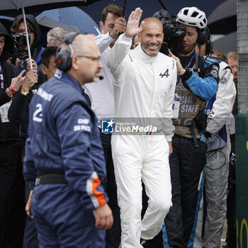 2024-06-15 - Zinedine Zidane Alpine Ambassasdor Alpenglow during the pre-race of the 2024 24 Hours of Le Mans, 4th round of the 2024 FIA World Endurance Championship, on the Circuit des 24 Heures du Mans, on June 15, 2024 in Le Mans, France - 24 HEURES DU MANS 2024 - PRE-RACE - ENDURANCE - MOTORS