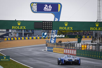 2024-06-15 - Zinedine Zidane Alpine Ambassasdor Alpenglow during the pre-race of the 2024 24 Hours of Le Mans, 4th round of the 2024 FIA World Endurance Championship, on the Circuit des 24 Heures du Mans, on June 15, 2024 in Le Mans, France - 24 HEURES DU MANS 2024 - PRE-RACE - ENDURANCE - MOTORS