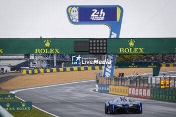 2024-06-15 - Zinedine Zidane Alpine Ambassasdor Alpenglow during the pre-race of the 2024 24 Hours of Le Mans, 4th round of the 2024 FIA World Endurance Championship, on the Circuit des 24 Heures du Mans, on June 15, 2024 in Le Mans, France - 24 HEURES DU MANS 2024 - PRE-RACE - ENDURANCE - MOTORS