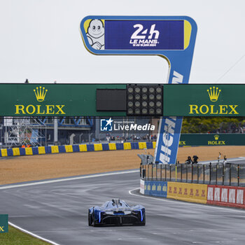 2024-06-15 - Zinedine Zidane Alpine Ambassasdor Alpenglow during the pre-race of the 2024 24 Hours of Le Mans, 4th round of the 2024 FIA World Endurance Championship, on the Circuit des 24 Heures du Mans, on June 15, 2024 in Le Mans, France - 24 HEURES DU MANS 2024 - PRE-RACE - ENDURANCE - MOTORS