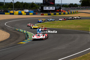 2024-06-15 - start of the race 06 ESTRE Kevin (fra), LOTTERER André (ger), VANTHOOR Laurens (bel), Porsche Penske Motorsport, Porsche 963 #06, Hypercar, FIA WEC, action, depart, during the pre-race of the 2024 24 Hours of Le Mans, 4th round of the 2024 FIA World Endurance Championship, on the Circuit des 24 Heures du Mans, on June 15, 2024 in Le Mans, France - 24 HEURES DU MANS 2024 - PRE-RACE - ENDURANCE - MOTORS