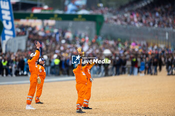 2024-06-15 - Marshalls during the pre-race of the 2024 24 Hours of Le Mans, 4th round of the 2024 FIA World Endurance Championship, on the Circuit des 24 Heures du Mans, on June 15, 2024 in Le Mans, France - 24 HEURES DU MANS 2024 - PRE-RACE - ENDURANCE - MOTORS