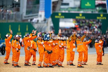 2024-06-15 - Marshalls during the pre-race of the 2024 24 Hours of Le Mans, 4th round of the 2024 FIA World Endurance Championship, on the Circuit des 24 Heures du Mans, on June 15, 2024 in Le Mans, France - 24 HEURES DU MANS 2024 - PRE-RACE - ENDURANCE - MOTORS