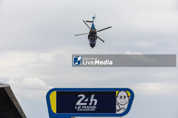 2024-06-15 - Arrival of the national flag by helicopter during the pre-race of the 2024 24 Hours of Le Mans, 4th round of the 2024 FIA World Endurance Championship, on the Circuit des 24 Heures du Mans, on June 15, 2024 in Le Mans, France - 24 HEURES DU MANS 2024 - PRE-RACE - ENDURANCE - MOTORS