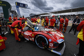 2024-06-15 - 51 PIER GUIDI Alessandro (ita), CALADO James (gbr), GIOVINAZZI Antonio (ita), Ferrari AF Corse, Ferrari 499P #51, Hypercar, FIA WEC, ambiance portrait during the pre-race of the 2024 24 Hours of Le Mans, 4th round of the 2024 FIA World Endurance Championship, on the Circuit des 24 Heures du Mans, on June 15, 2024 in Le Mans, France - 24 HEURES DU MANS 2024 - PRE-RACE - ENDURANCE - MOTORS