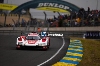 2024-06-15 - 06 ESTRE Kevin (fra), LOTTERER André (ger), VANTHOOR Laurens (bel), Porsche Penske Motorsport, Porsche 963 #06, Hypercar, FIA WEC, action during the Warm-Up of the 2024 24 Hours of Le Mans, 4th round of the 2024 FIA World Endurance Championship, on the Circuit des 24 Heures du Mans, on June 15, 2024 in Le Mans, France - 24 HEURES DU MANS 2024 - WARM-UP - ENDURANCE - MOTORS