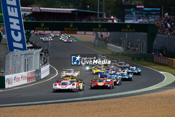 2024-06-15 - Race start of the race, depart, during the 2024 24 Hours of Le Mans, 4th round of the 2024 FIA World Endurance Championship, on the Circuit des 24 Heures du Mans, from June 15 to 16, 2024 in Le Mans, France - 24 HEURES DU MANS 2024 - RACE - ENDURANCE - MOTORS