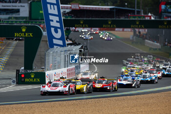 2024-06-15 - Race start of the race, depart, during the 2024 24 Hours of Le Mans, 4th round of the 2024 FIA World Endurance Championship, on the Circuit des 24 Heures du Mans, from June 15 to 16, 2024 in Le Mans, France - 24 HEURES DU MANS 2024 - RACE - ENDURANCE - MOTORS