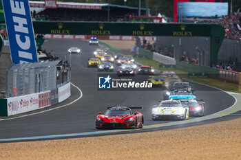 2024-06-15 - Race start of the race, depart, during the 2024 24 Hours of Le Mans, 4th round of the 2024 FIA World Endurance Championship, on the Circuit des 24 Heures du Mans, from June 15 to 16, 2024 in Le Mans, France - 24 HEURES DU MANS 2024 - RACE - ENDURANCE - MOTORS