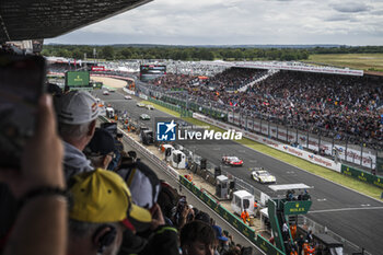 2024-06-15 - 92 MALYKHIN Aliaksandr (kna), STURM Joel (ger), BACHLER Klaus (aut), Manthey Purerxcing, Porsche 911 GT3 R #91, LM GT3, FIA WEC, action start of the race, depart, during the 2024 24 Hours of Le Mans, 4th round of the 2024 FIA World Endurance Championship, on the Circuit des 24 Heures du Mans, from June 15 to 16, 2024 in Le Mans, France - 24 HEURES DU MANS 2024 - RACE - ENDURANCE - MOTORS