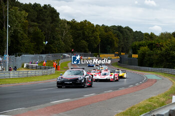 2024-06-15 - Formation Lap during the 2024 24 Hours of Le Mans, 4th round of the 2024 FIA World Endurance Championship, on the Circuit des 24 Heures du Mans, from June 15 to 16, 2024 in Le Mans, France - 24 HEURES DU MANS 2024 - RACE - ENDURANCE - MOTORS