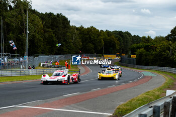 2024-06-15 - Formation Lap, 06 ESTRE Kevin (fra), LOTTERER André (ger), VANTHOOR Laurens (bel), Porsche Penske Motorsport, Porsche 963 #06, Hypercar, FIA WEC, action during the 2024 24 Hours of Le Mans, 4th round of the 2024 FIA World Endurance Championship, on the Circuit des 24 Heures du Mans, from June 15 to 16, 2024 in Le Mans, France - 24 HEURES DU MANS 2024 - RACE - ENDURANCE - MOTORS