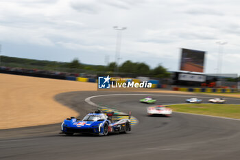 2024-06-15 - 02 BAMBER Earl (nzl), LYNN Alex (gbr), PALOU Alex (spa), Cadillac Racing, Cadillac V-Series.R #02, Hypercar, FIA WEC, action during the 2024 24 Hours of Le Mans, 4th round of the 2024 FIA World Endurance Championship, on the Circuit des 24 Heures du Mans, from June 15 to 16, 2024 in Le Mans, France - 24 HEURES DU MANS 2024 - RACE - ENDURANCE - MOTORS