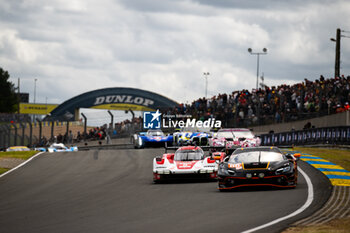 2024-06-15 - 86 WAINWRIGHT Michael (gbr), SERRA Daniel (bra), PERA Riccardo (ita), GR Racing, Ferrari 296 LMGT3 #86, LM GT3, action 05 CAMPBELL Matt (aus), CHRISTENSEN Michael (dnk), MAKOWIECKI Frédéric (fra), Porsche Penske Motorsport, Porsche 963 #05, Hypercar, FIA WEC, action during the 2024 24 Hours of Le Mans, 4th round of the 2024 FIA World Endurance Championship, on the Circuit des 24 Heures du Mans, from June 15 to 16, 2024 in Le Mans, France - 24 HEURES DU MANS 2024 - RACE - ENDURANCE - MOTORS