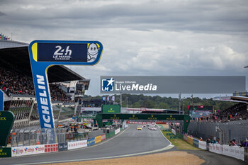 2024-06-15 - depart, start, 03 BOURDAIS Sébastien (fra), VAN DER ZANDE Renger (ned), DIXON Scott (nzl), Cadillac Racing, Cadillac V-Series.R #03, Hypercar, action, 06 ESTRE Kevin (fra), LOTTERER André (ger), VANTHOOR Laurens (bel), Porsche Penske Motorsport, Porsche 963 #06, Hypercar, FIA WEC, action, during the 2024 24 Hours of Le Mans, 4th round of the 2024 FIA World Endurance Championship, on the Circuit des 24 Heures du Mans, from June 15 to 16, 2024 in Le Mans, France - 24 HEURES DU MANS 2024 - RACE - ENDURANCE - MOTORS