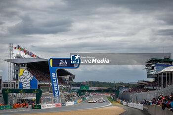 2024-06-15 - depart, start, 03 BOURDAIS Sébastien (fra), VAN DER ZANDE Renger (ned), DIXON Scott (nzl), Cadillac Racing, Cadillac V-Series.R #03, Hypercar, action, 06 ESTRE Kevin (fra), LOTTERER André (ger), VANTHOOR Laurens (bel), Porsche Penske Motorsport, Porsche 963 #06, Hypercar, FIA WEC, action, during the 2024 24 Hours of Le Mans, 4th round of the 2024 FIA World Endurance Championship, on the Circuit des 24 Heures du Mans, from June 15 to 16, 2024 in Le Mans, France - 24 HEURES DU MANS 2024 - RACE - ENDURANCE - MOTORS