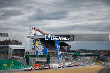 2024-06-15 - depart, start, 03 BOURDAIS Sébastien (fra), VAN DER ZANDE Renger (ned), DIXON Scott (nzl), Cadillac Racing, Cadillac V-Series.R #03, Hypercar, action, 06 ESTRE Kevin (fra), LOTTERER André (ger), VANTHOOR Laurens (bel), Porsche Penske Motorsport, Porsche 963 #06, Hypercar, FIA WEC, action, during the 2024 24 Hours of Le Mans, 4th round of the 2024 FIA World Endurance Championship, on the Circuit des 24 Heures du Mans, from June 15 to 16, 2024 in Le Mans, France - 24 HEURES DU MANS 2024 - RACE - ENDURANCE - MOTORS