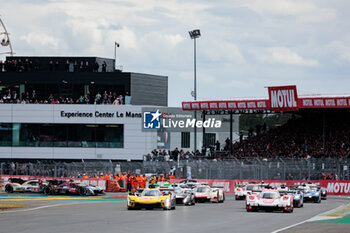 2024-06-15 - Start of the race 06 ESTRE Kevin (fra), LOTTERER André (ger), VANTHOOR Laurens (bel), Porsche Penske Motorsport, Porsche 963 #06, Hypercar, FIA WEC, action 03 BOURDAIS Sébastien (fra), VAN DER ZANDE Renger (ned), DIXON Scott (nzl), Cadillac Racing, Cadillac V-Series.R #03, Hypercar, action during the 2024 24 Hours of Le Mans, 4th round of the 2024 FIA World Endurance Championship, on the Circuit des 24 Heures du Mans, from June 15 to 16, 2024 in Le Mans, France - 24 HEURES DU MANS 2024 - RACE - ENDURANCE - MOTORS