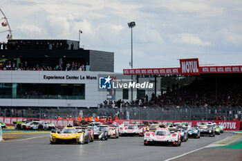 2024-06-15 - Start of the race 06 ESTRE Kevin (fra), LOTTERER André (ger), VANTHOOR Laurens (bel), Porsche Penske Motorsport, Porsche 963 #06, Hypercar, FIA WEC, action 03 BOURDAIS Sébastien (fra), VAN DER ZANDE Renger (ned), DIXON Scott (nzl), Cadillac Racing, Cadillac V-Series.R #03, Hypercar, action during the 2024 24 Hours of Le Mans, 4th round of the 2024 FIA World Endurance Championship, on the Circuit des 24 Heures du Mans, from June 15 to 16, 2024 in Le Mans, France - 24 HEURES DU MANS 2024 - RACE - ENDURANCE - MOTORS