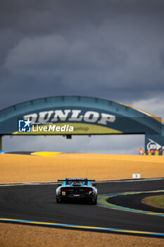 2024-06-15 - 77 BARKER Ben (gbr), HARDWICK Ryan (usa), ROBICHON Zacharie (can), Proton Competition, Ford Mustang GT3 #77, LM GT3, FIA WEC, action during the 2024 24 Hours of Le Mans, 4th round of the 2024 FIA World Endurance Championship, on the Circuit des 24 Heures du Mans, from June 15 to 16, 2024 in Le Mans, France - 24 HEURES DU MANS 2024 - RACE - ENDURANCE - MOTORS