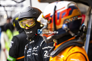 2024-06-15 - mecaniciens, McLaren during the 2024 24 Hours of Le Mans, 4th round of the 2024 FIA World Endurance Championship, on the Circuit des 24 Heures du Mans, from June 15 to 16, 2024 in Le Mans, France - 24 HEURES DU MANS 2024 - RACE - ENDURANCE - MOTORS