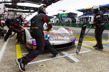 2024-06-15 - 06 ESTRE Kevin (fra), LOTTERER André (ger), VANTHOOR Laurens (bel), Porsche Penske Motorsport, Porsche 963 #06, Hypercar, FIA WEC, pit stop during the 2024 24 Hours of Le Mans, 4th round of the 2024 FIA World Endurance Championship, on the Circuit des 24 Heures du Mans, from June 15 to 16, 2024 in Le Mans, France - 24 HEURES DU MANS 2024 - RACE - ENDURANCE - MOTORS