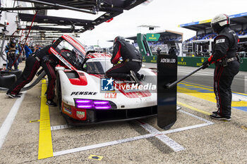 2024-06-15 - 06 ESTRE Kevin (fra), LOTTERER André (ger), VANTHOOR Laurens (bel), Porsche Penske Motorsport, Porsche 963 #06, Hypercar, FIA WEC, pit stop during the 2024 24 Hours of Le Mans, 4th round of the 2024 FIA World Endurance Championship, on the Circuit des 24 Heures du Mans, from June 15 to 16, 2024 in Le Mans, France - 24 HEURES DU MANS 2024 - RACE - ENDURANCE - MOTORS