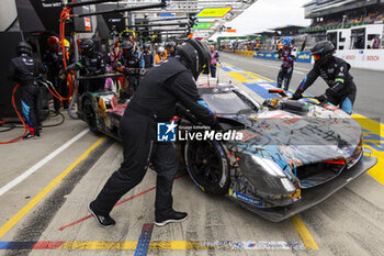 2024-06-15 - 20 VAN DER LINDE Sheldon (zaf), FRIJNS Robin (nld), RAST René (ger), BMW M Team WRT, BMW Hybrid V8 #20, Hypercar, FIA WEC, pit stop after crash during the 2024 24 Hours of Le Mans, 4th round of the 2024 FIA World Endurance Championship, on the Circuit des 24 Heures du Mans, from June 15 to 16, 2024 in Le Mans, France - 24 HEURES DU MANS 2024 - RACE - ENDURANCE - MOTORS