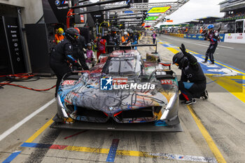 2024-06-15 - 20 VAN DER LINDE Sheldon (zaf), FRIJNS Robin (nld), RAST René (ger), BMW M Team WRT, BMW Hybrid V8 #20, Hypercar, FIA WEC, pit stop after crash during the 2024 24 Hours of Le Mans, 4th round of the 2024 FIA World Endurance Championship, on the Circuit des 24 Heures du Mans, from June 15 to 16, 2024 in Le Mans, France - 24 HEURES DU MANS 2024 - RACE - ENDURANCE - MOTORS