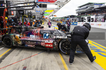 2024-06-15 - 20 VAN DER LINDE Sheldon (zaf), FRIJNS Robin (nld), RAST René (ger), BMW M Team WRT, BMW Hybrid V8 #20, Hypercar, FIA WEC, pit stop after crash during the 2024 24 Hours of Le Mans, 4th round of the 2024 FIA World Endurance Championship, on the Circuit des 24 Heures du Mans, from June 15 to 16, 2024 in Le Mans, France - 24 HEURES DU MANS 2024 - RACE - ENDURANCE - MOTORS