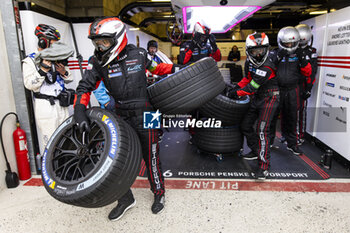 2024-06-15 - 06 ESTRE Kevin (fra), LOTTERER André (ger), VANTHOOR Laurens (bel), Porsche Penske Motorsport, Porsche 963 #06, Hypercar, FIA WEC, pit stop, tyre during the 2024 24 Hours of Le Mans, 4th round of the 2024 FIA World Endurance Championship, on the Circuit des 24 Heures du Mans, from June 15 to 16, 2024 in Le Mans, France - 24 HEURES DU MANS 2024 - RACE - ENDURANCE - MOTORS