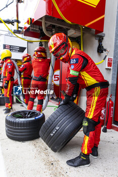 2024-06-15 - Ferrari AF Corse pit stop during the 2024 24 Hours of Le Mans, 4th round of the 2024 FIA World Endurance Championship, on the Circuit des 24 Heures du Mans, from June 15 to 16, 2024 in Le Mans, France - 24 HEURES DU MANS 2024 - RACE - ENDURANCE - MOTORS