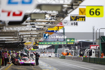 2024-06-15 - 06 ESTRE Kevin (fra), LOTTERER André (ger), VANTHOOR Laurens (bel), Porsche Penske Motorsport, Porsche 963 #06, Hypercar, FIA WEC, pit stop during the 2024 24 Hours of Le Mans, 4th round of the 2024 FIA World Endurance Championship, on the Circuit des 24 Heures du Mans, from June 15 to 16, 2024 in Le Mans, France - 24 HEURES DU MANS 2024 - RACE - ENDURANCE - MOTORS