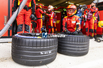 2024-06-15 - Ferrari AF Corse pit stop, tyre during the 2024 24 Hours of Le Mans, 4th round of the 2024 FIA World Endurance Championship, on the Circuit des 24 Heures du Mans, from June 15 to 16, 2024 in Le Mans, France - 24 HEURES DU MANS 2024 - RACE - ENDURANCE - MOTORS