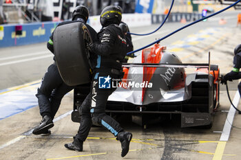 2024-06-15 - 25 KAISER Matthias (lie), CALDWELL Olli (gbr), DE ANGELIS Roman (can), Algarve Pro Racing, Oreca 07 - Gibson #25, LMP2, pit stop during the 2024 24 Hours of Le Mans, 4th round of the 2024 FIA World Endurance Championship, on the Circuit des 24 Heures du Mans, from June 15 to 16, 2024 in Le Mans, France - 24 HEURES DU MANS 2024 - RACE - ENDURANCE - MOTORS