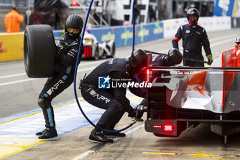 2024-06-15 - 25 KAISER Matthias (lie), CALDWELL Olli (gbr), DE ANGELIS Roman (can), Algarve Pro Racing, Oreca 07 - Gibson #25, LMP2, pit stop during the 2024 24 Hours of Le Mans, 4th round of the 2024 FIA World Endurance Championship, on the Circuit des 24 Heures du Mans, from June 15 to 16, 2024 in Le Mans, France - 24 HEURES DU MANS 2024 - RACE - ENDURANCE - MOTORS