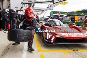 2024-06-15 - 311 DERANI Luis Felipe (bra), AITKEN Jack (gbr), DRUGOVICH Felipe (bra), Whelen Cadillac Racing, Cadillac V-Series.R #311, Hypercar, pit stop during the 2024 24 Hours of Le Mans, 4th round of the 2024 FIA World Endurance Championship, on the Circuit des 24 Heures du Mans, from June 15 to 16, 2024 in Le Mans, France - 24 HEURES DU MANS 2024 - RACE - ENDURANCE - MOTORS