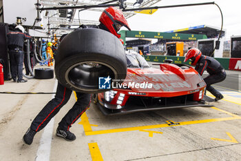 2024-06-15 - 311 DERANI Luis Felipe (bra), AITKEN Jack (gbr), DRUGOVICH Felipe (bra), Whelen Cadillac Racing, Cadillac V-Series.R #311, Hypercar, pit stop during the 2024 24 Hours of Le Mans, 4th round of the 2024 FIA World Endurance Championship, on the Circuit des 24 Heures du Mans, from June 15 to 16, 2024 in Le Mans, France - 24 HEURES DU MANS 2024 - RACE - ENDURANCE - MOTORS