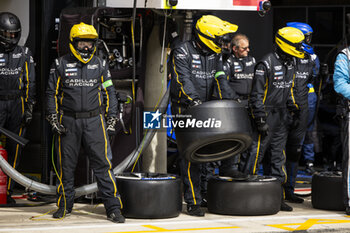 2024-06-15 - 02 BAMBER Earl (nzl), LYNN Alex (gbr), PALOU Alex (spa), Cadillac Racing, Cadillac V-Series.R #02, Hypercar, FIA WEC, pit stop during the 2024 24 Hours of Le Mans, 4th round of the 2024 FIA World Endurance Championship, on the Circuit des 24 Heures du Mans, from June 15 to 16, 2024 in Le Mans, France - 24 HEURES DU MANS 2024 - RACE - ENDURANCE - MOTORS