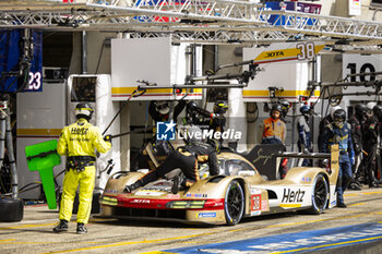 2024-06-15 - 38 RASMUSSEN Oliver (dnk), HANSON Philip (gbr), BUTTON Jenson (gbr), Hertz Team Jota, Porsche 963 #38, Hypercar, FIA WEC, pit stop during the 2024 24 Hours of Le Mans, 4th round of the 2024 FIA World Endurance Championship, on the Circuit des 24 Heures du Mans, from June 15 to 16, 2024 in Le Mans, France - 24 HEURES DU MANS 2024 - RACE - ENDURANCE - MOTORS