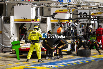 2024-06-15 - 38 RASMUSSEN Oliver (dnk), HANSON Philip (gbr), BUTTON Jenson (gbr), Hertz Team Jota, Porsche 963 #38, Hypercar, FIA WEC, pit stop during the 2024 24 Hours of Le Mans, 4th round of the 2024 FIA World Endurance Championship, on the Circuit des 24 Heures du Mans, from June 15 to 16, 2024 in Le Mans, France - 24 HEURES DU MANS 2024 - RACE - ENDURANCE - MOTORS