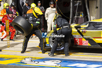 2024-06-15 - Pit stop 03 BOURDAIS Sébastien (fra), VAN DER ZANDE Renger (ned), DIXON Scott (nzl), Cadillac Racing, Cadillac V-Series.R #03, Hypercar, action during the 2024 24 Hours of Le Mans, 4th round of the 2024 FIA World Endurance Championship, on the Circuit des 24 Heures du Mans, from June 15 to 16, 2024 in Le Mans, France - 24 HEURES DU MANS 2024 - RACE - ENDURANCE - MOTORS