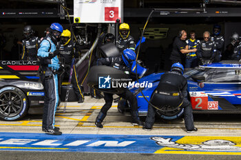 2024-06-15 - Pit stop, 02 BAMBER Earl (nzl), LYNN Alex (gbr), PALOU Alex (spa), Cadillac Racing, Cadillac V-Series.R #02, Hypercar, FIA WEC, action during the 2024 24 Hours of Le Mans, 4th round of the 2024 FIA World Endurance Championship, on the Circuit des 24 Heures du Mans, from June 15 to 16, 2024 in Le Mans, France - 24 HEURES DU MANS 2024 - RACE - ENDURANCE - MOTORS