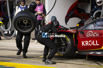 2024-06-15 - 66 PETROBELLI Giacomo (ita), TEN VOORDE Larry (nld), YOLUC Salih (tur), JMW Motorsport, Ferrari 296 LMGT3 #66, LM GT3, pitstop, arrêt aux stands during the 2024 24 Hours of Le Mans, 4th round of the 2024 FIA World Endurance Championship, on the Circuit des 24 Heures du Mans, from June 15 to 16, 2024 in Le Mans, France - 24 HEURES DU MANS 2024 - RACE - ENDURANCE - MOTORS