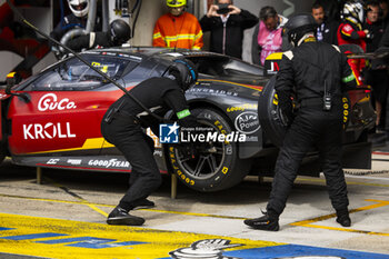 2024-06-15 - 66 PETROBELLI Giacomo (ita), TEN VOORDE Larry (nld), YOLUC Salih (tur), JMW Motorsport, Ferrari 296 LMGT3 #66, LM GT3, pitstop, arrêt aux stands during the 2024 24 Hours of Le Mans, 4th round of the 2024 FIA World Endurance Championship, on the Circuit des 24 Heures du Mans, from June 15 to 16, 2024 in Le Mans, France - 24 HEURES DU MANS 2024 - RACE - ENDURANCE - MOTORS