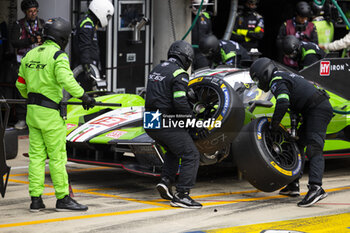 2024-06-15 - Pit stop, 19 GROSJEAN Romain (fra), CALDARELLI Andrea (ita), CAIROLI Matteo (ita), Lamborghini Iron Lynx, Lamborghini SC63 #19, Hypercar, action during the 2024 24 Hours of Le Mans, 4th round of the 2024 FIA World Endurance Championship, on the Circuit des 24 Heures du Mans, from June 15 to 16, 2024 in Le Mans, France - 24 HEURES DU MANS 2024 - RACE - ENDURANCE - MOTORS