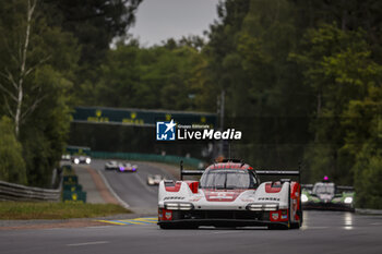 2024-06-15 - 05 CAMPBELL Matt (aus), CHRISTENSEN Michael (dnk), MAKOWIECKI Frédéric (fra), Porsche Penske Motorsport, Porsche 963 #05, Hypercar, FIA WEC, action during the 2024 24 Hours of Le Mans, 4th round of the 2024 FIA World Endurance Championship, on the Circuit des 24 Heures du Mans, from June 15 to 16, 2024 in Le Mans, France - 24 HEURES DU MANS 2024 - RACE - ENDURANCE - MOTORS