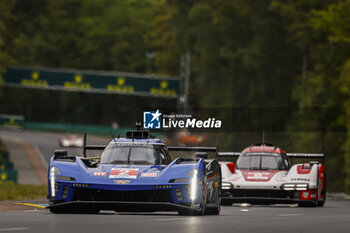 2024-06-15 - 02 BAMBER Earl (nzl), LYNN Alex (gbr), PALOU Alex (spa), Cadillac Racing, Cadillac V-Series.R #02, Hypercar, FIA WEC, action during the 2024 24 Hours of Le Mans, 4th round of the 2024 FIA World Endurance Championship, on the Circuit des 24 Heures du Mans, from June 15 to 16, 2024 in Le Mans, France - 24 HEURES DU MANS 2024 - RACE - ENDURANCE - MOTORS