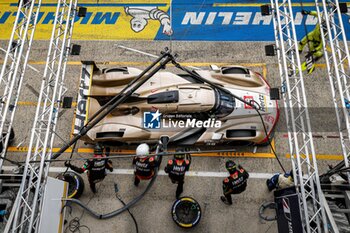 2024-06-15 - 12 STEVENS Will (gbr), ILOTT Callum (gbr), NATO Norman (fra), Hertz Team Jota, Porsche 963 #12, Hypercar, FIA WEC, action, pitstop, arrêt aux stands, during the 2024 24 Hours of Le Mans, 4th round of the 2024 FIA World Endurance Championship, on the Circuit des 24 Heures du Mans, from June 15 to 16, 2024 in Le Mans, France - 24 HEURES DU MANS 2024 - RACE - ENDURANCE - MOTORS